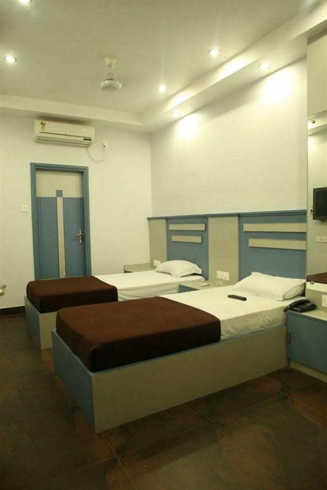 Hotel Trimoorti Kolkata Ngoại thất bức ảnh