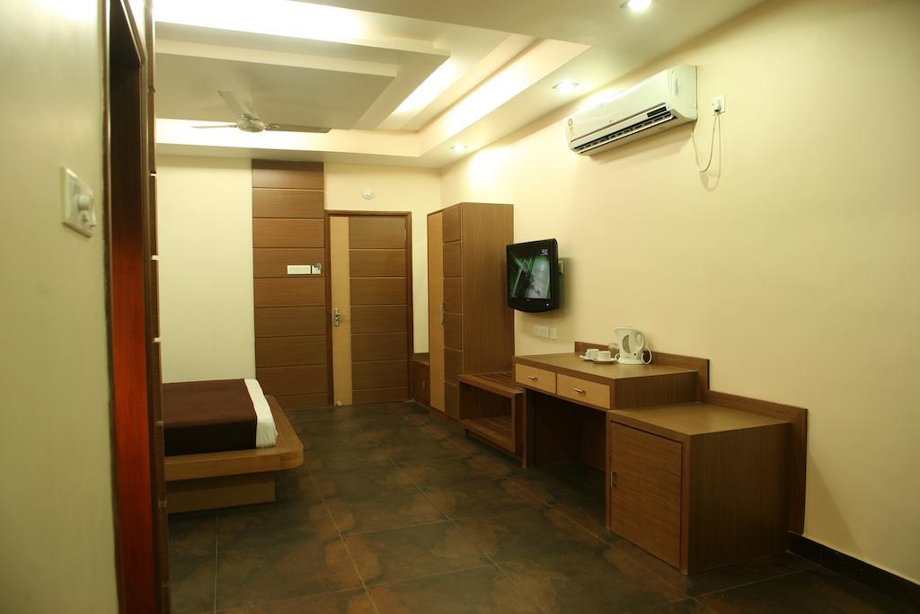 Hotel Trimoorti Kolkata Phòng bức ảnh